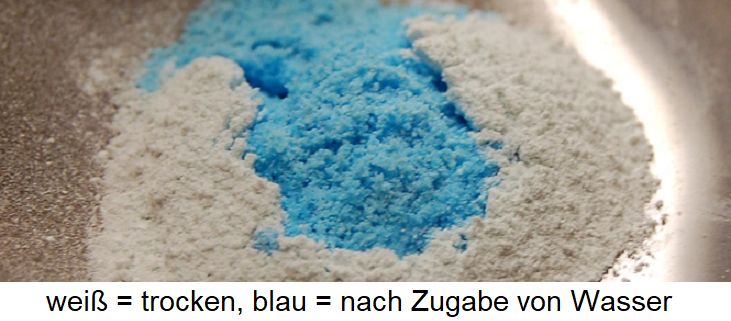 Kupfersulfat - Pulver weiß = trocken, blau = nach Zugabe von Wasser